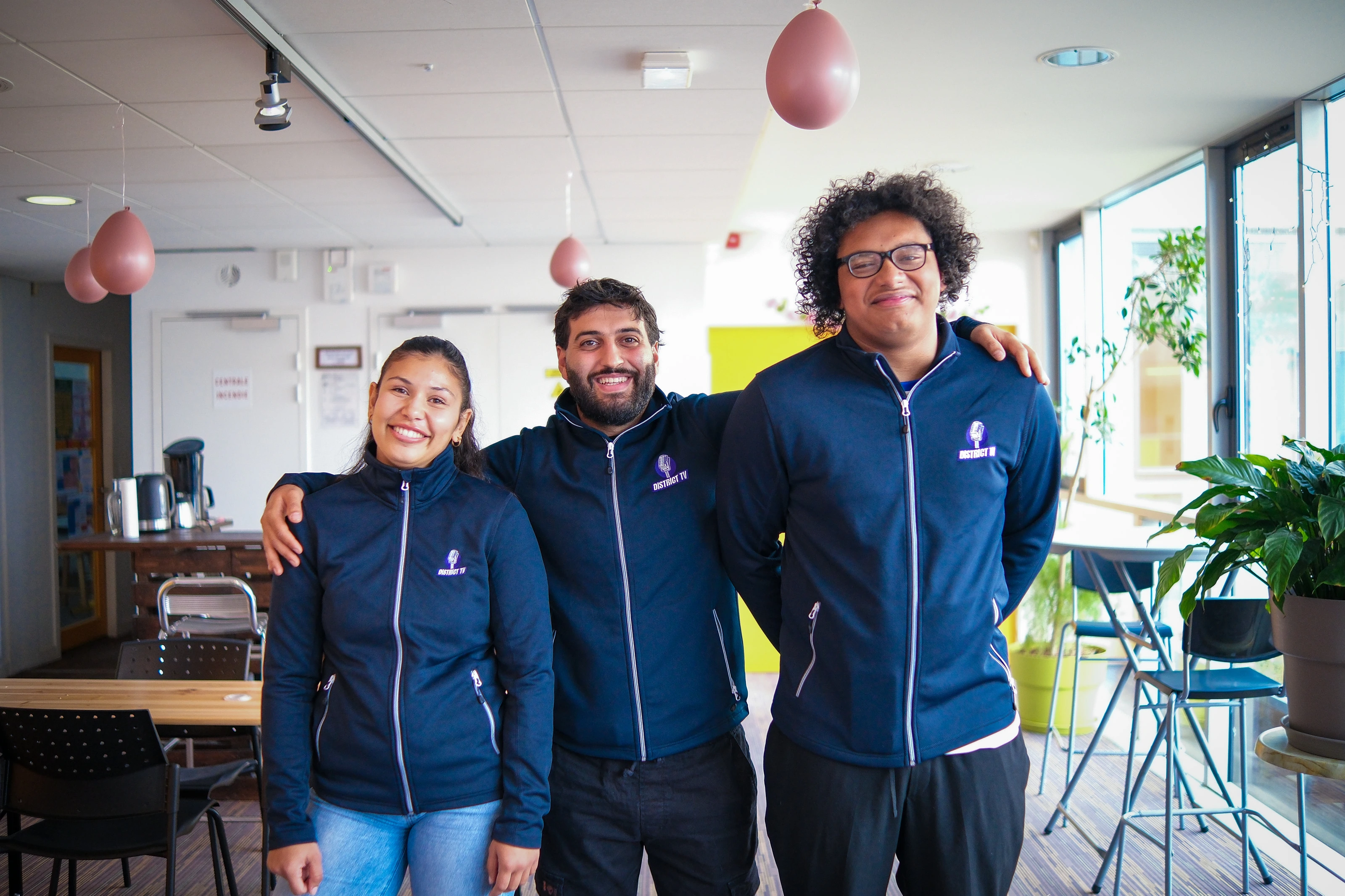 L'équipe District TV en tenue du média, souriante, dans ses locaux