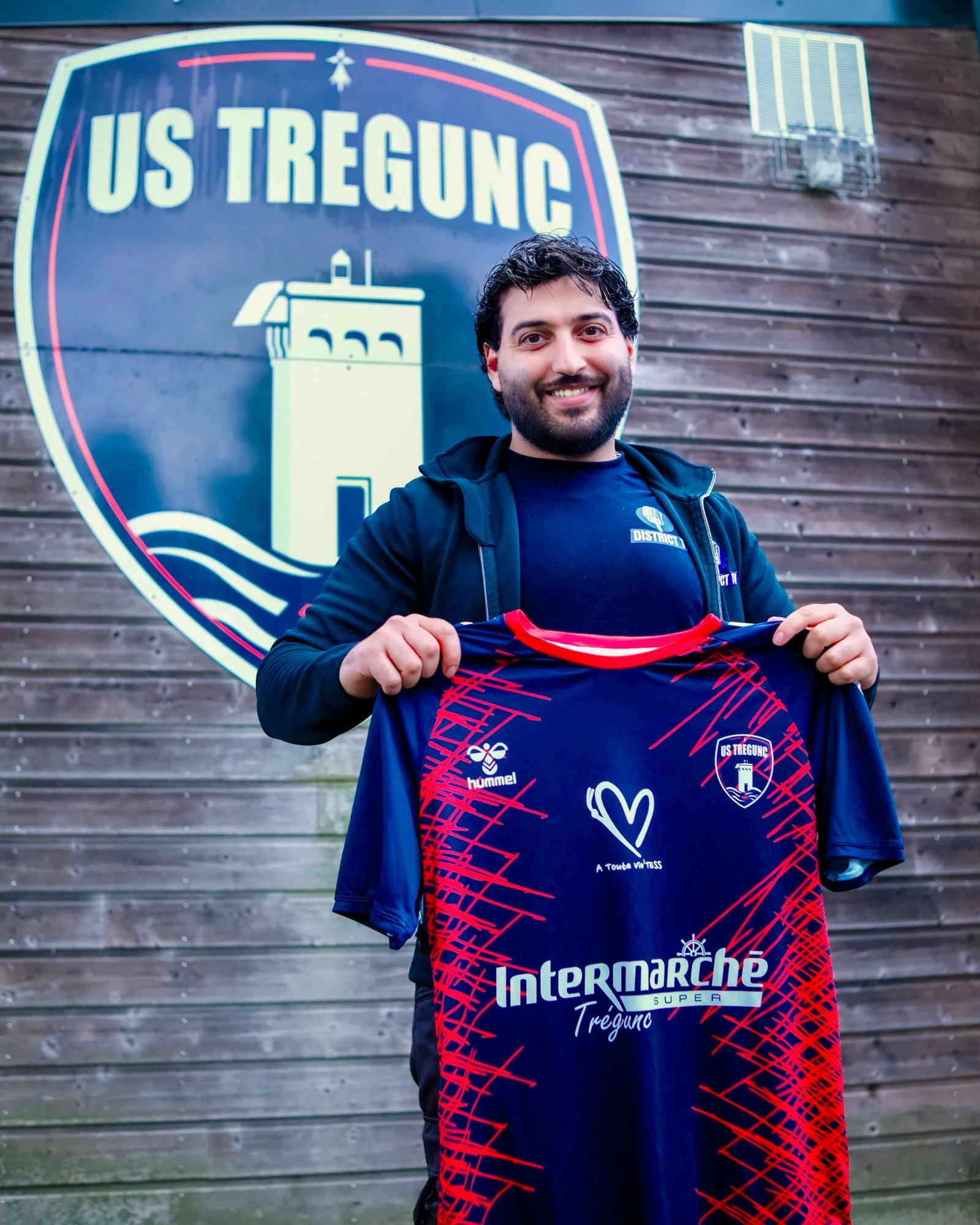 District TV à l'US Trégunc : le maillot du club présenté devant son écusson